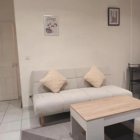 Cozy Private Apartment, 15 Minutes To Rer E, Maison Lafayette